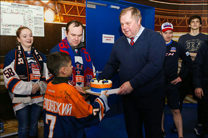 Попихин с болельщиками-текст.jpg